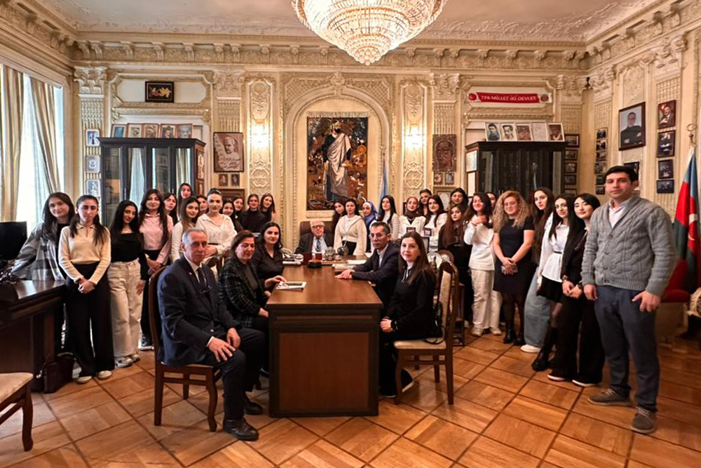 Təcrübəçi tələbələrin Xalq yazıçısı Anar ilə görüşü təşkil olunub