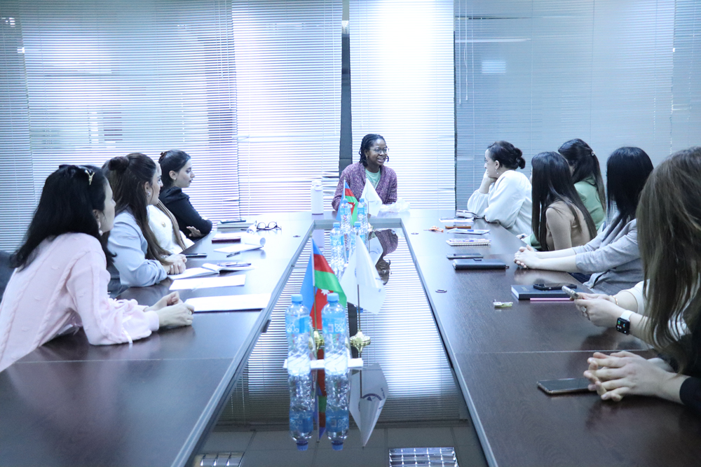 Xarici dillər kafedrası inzibati heyət üçün “Conversation Club” təşkil edib